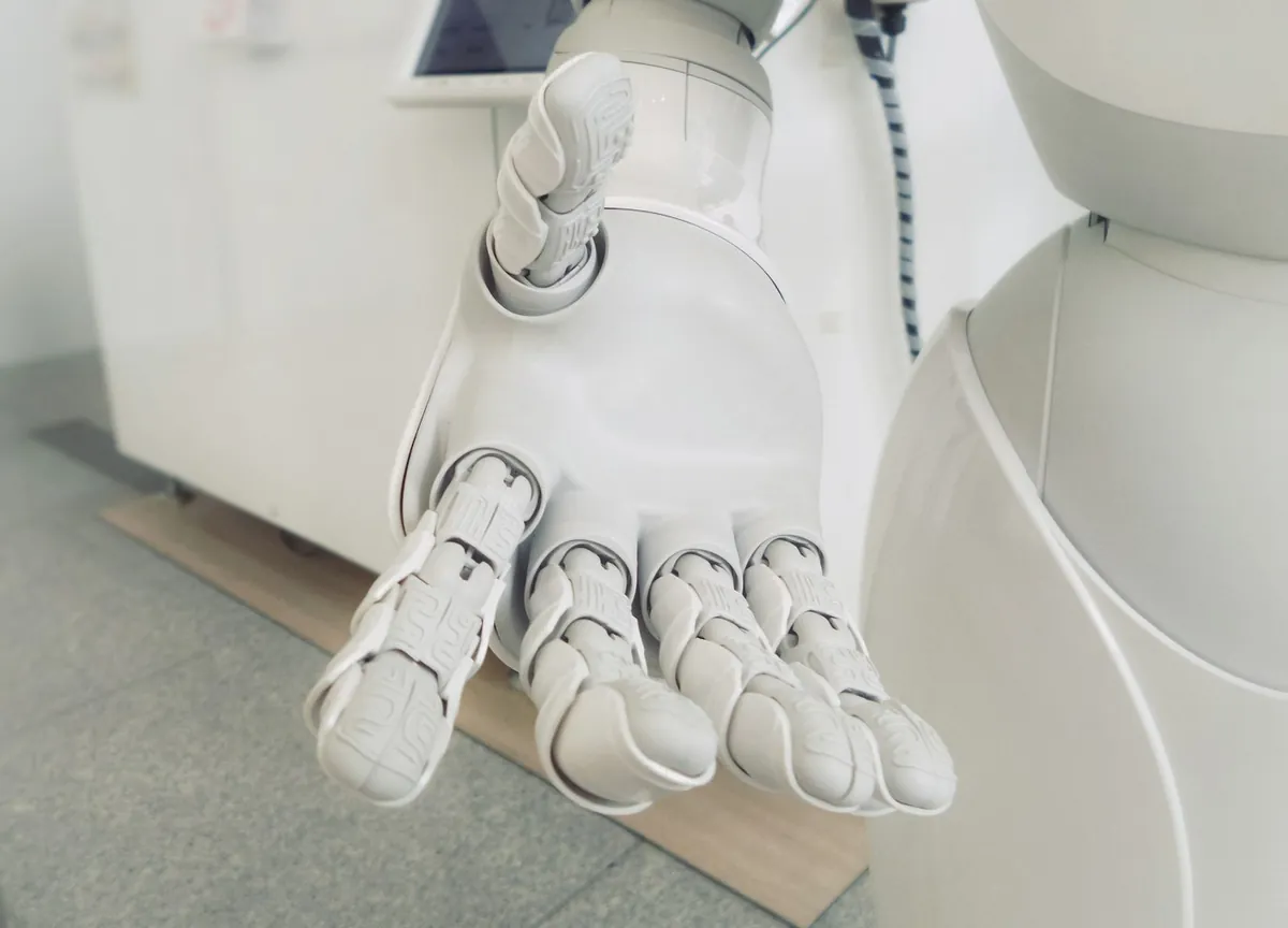 Mano robótica de inteligencia artificial extendida